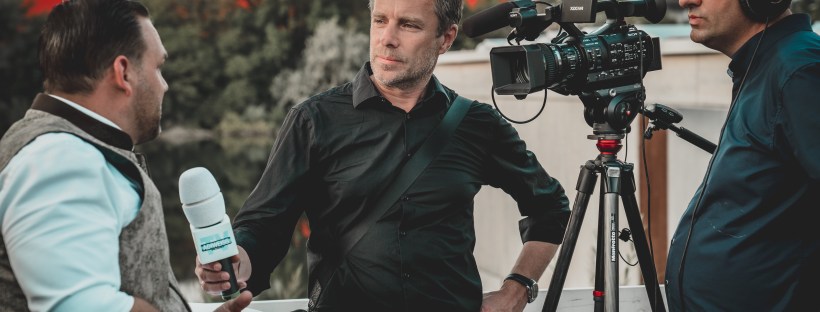 การให้สัมภาษณ์เพื่อระดมทุน